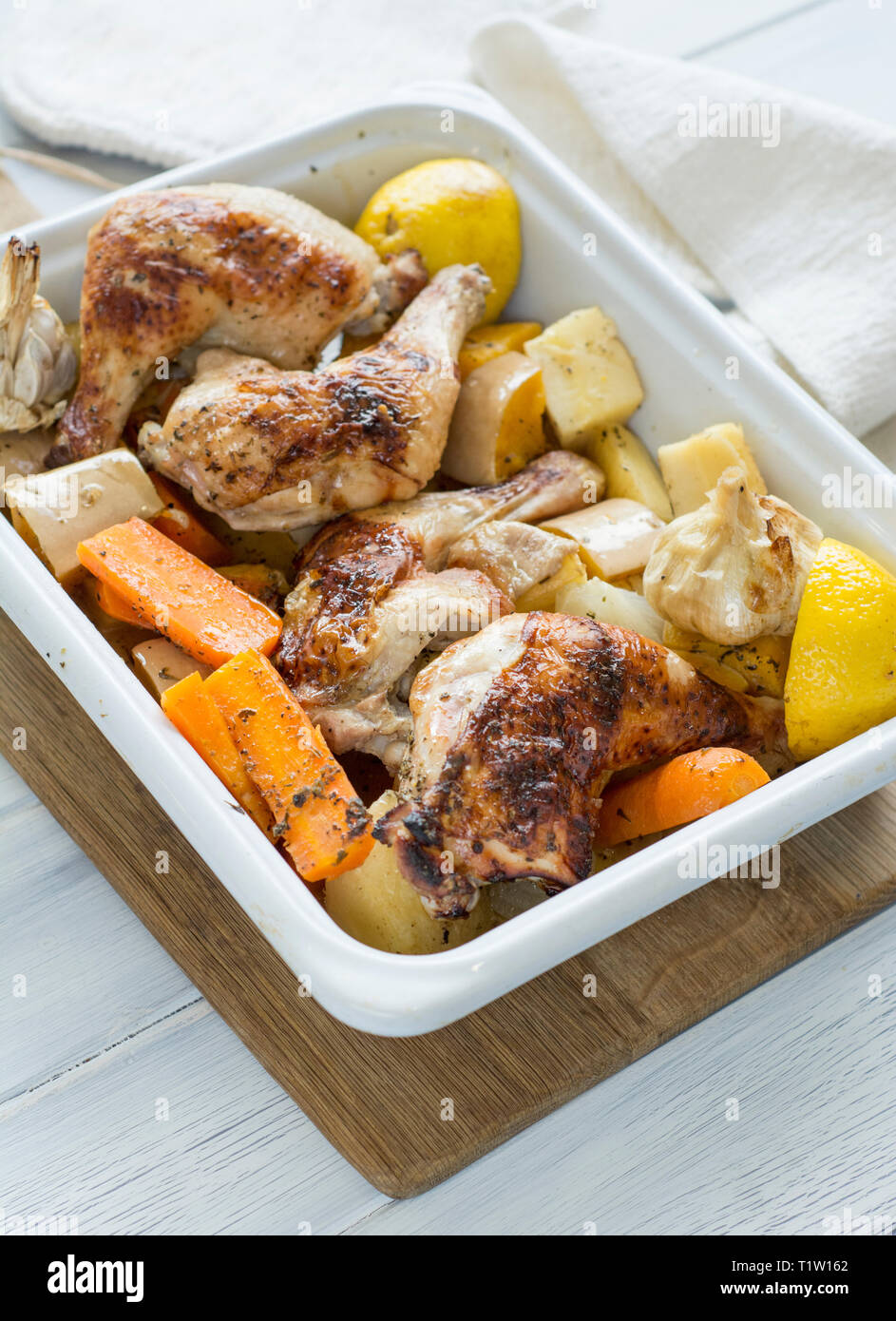 Il pollo e le verdure a radice vassoio cuocere ricetta Foto Stock