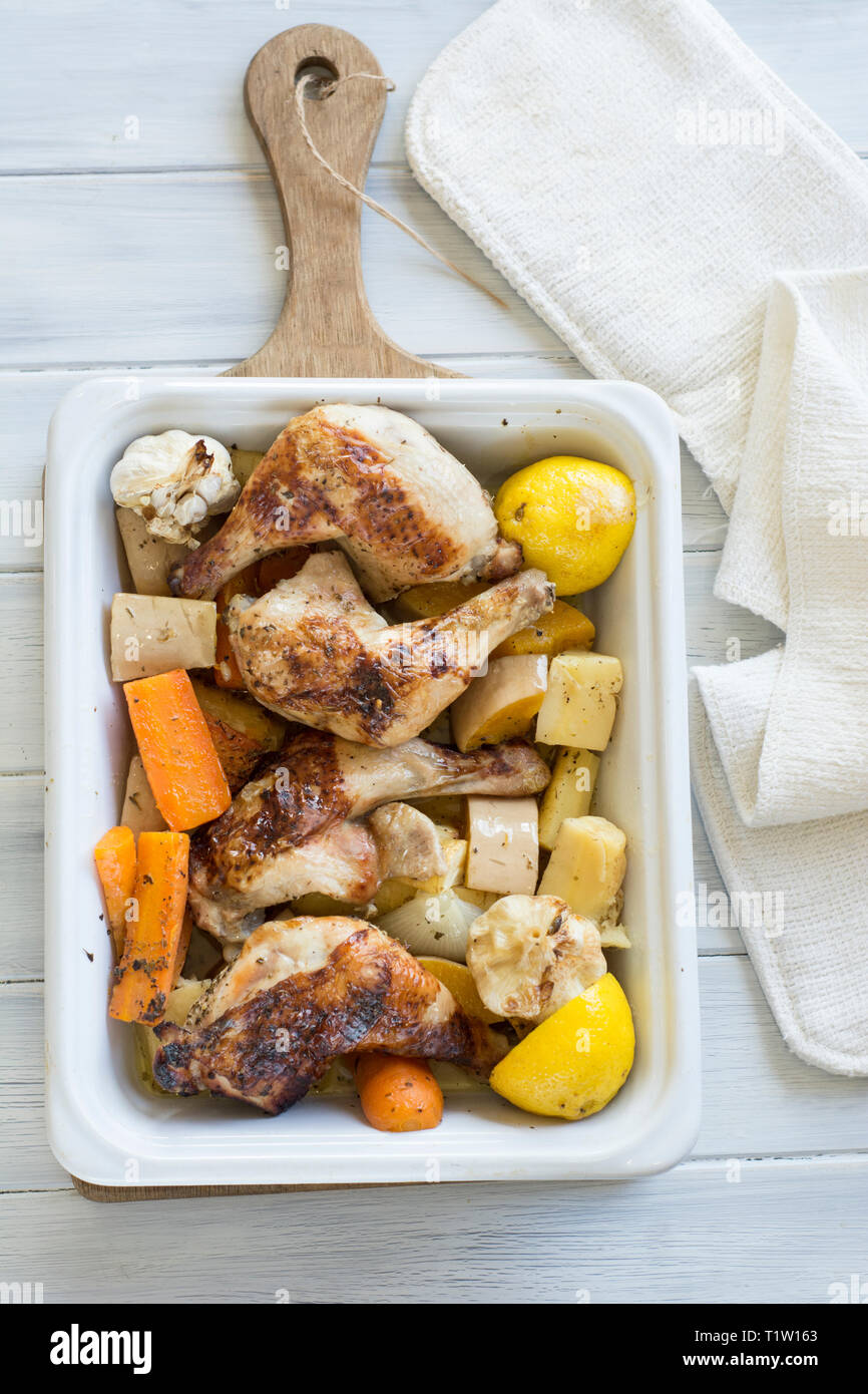 Il pollo e le verdure a radice vassoio cuocere ricetta Foto Stock