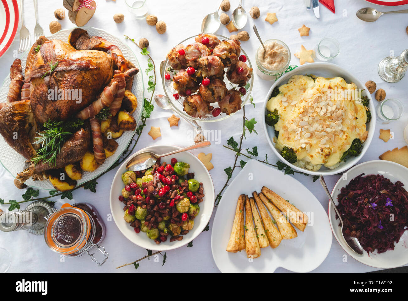 Pranzo di Natale con il tacchino arrosto e piatti laterali Foto Stock