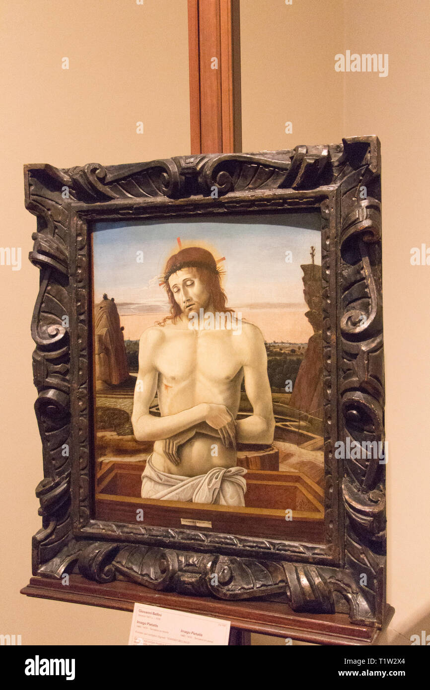 Italia Milano - 30 dicembre 2017: il punto di vista del capolavoro Imago Pietatis, tempera su pannello di Giovanni Bellini, nel museo Poldi Pezzoli. Foto Stock