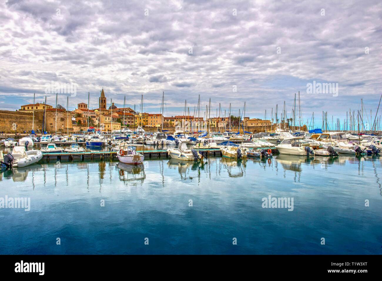 L'Italia, Sardegna, 2014-04-12: Porto degli Yacht di piccola e romantica cittadina Alghero sull isola di Sardegna sotto un cielo nuvoloso Foto Stock