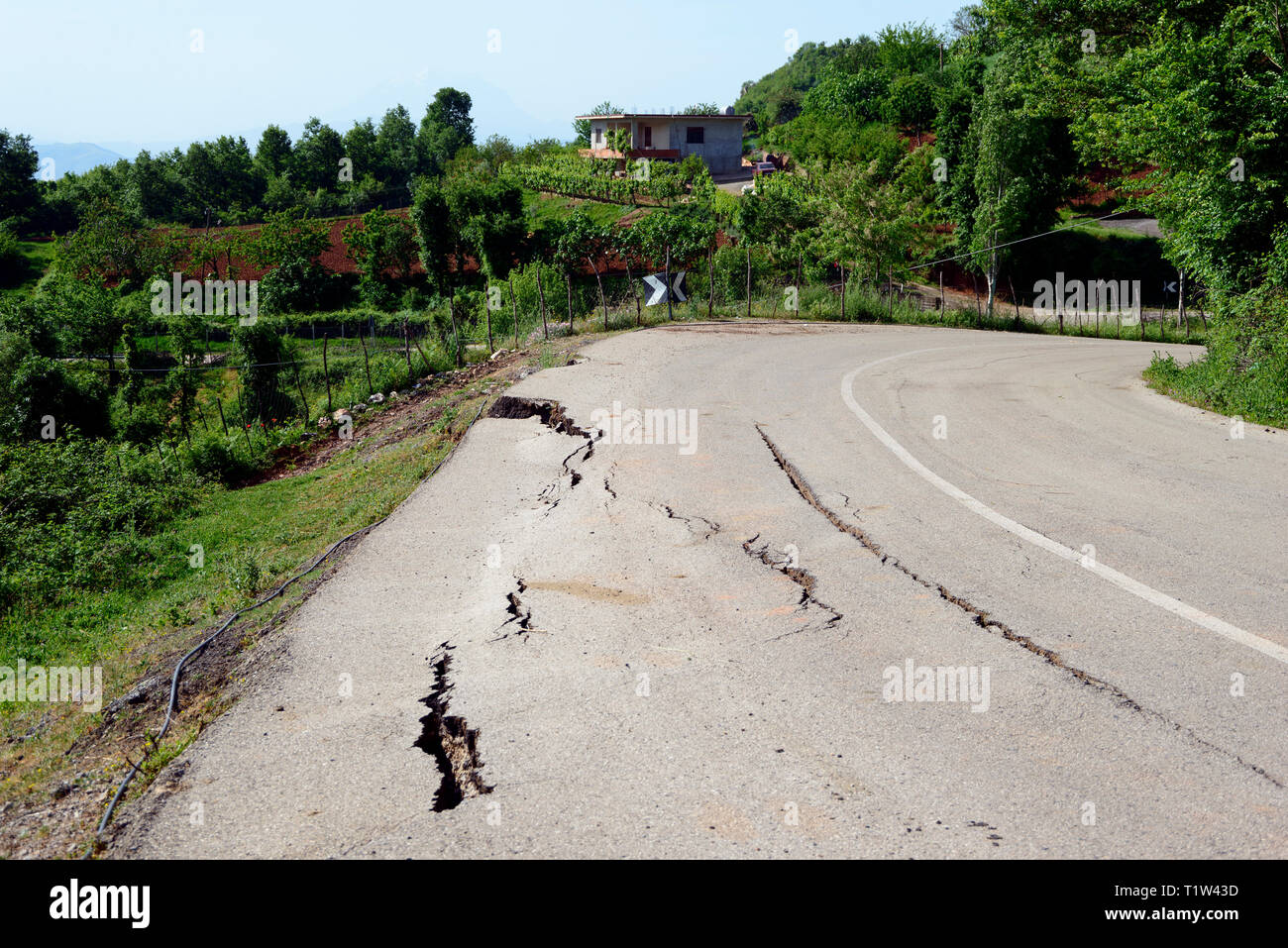 Danni di strada vicino a Patresh, SH3, Elbasan, Albania Foto Stock