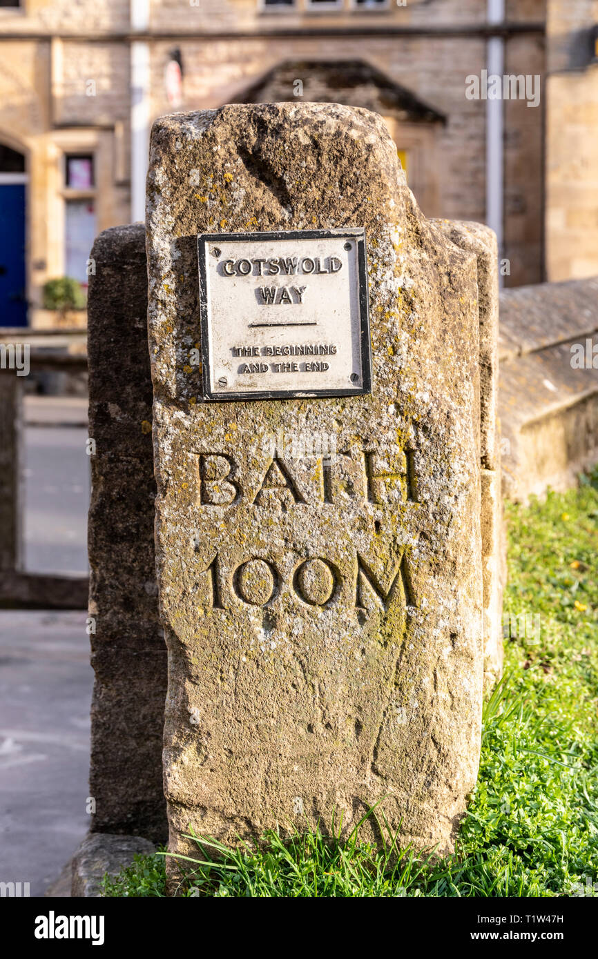 Luce della Sera sul marcatore di pietra post raffigurante l' inizio e la fine del Cotswold Way National Trail a Chipping Campden, GLOUCESTERSHIRE REGNO UNITO Foto Stock