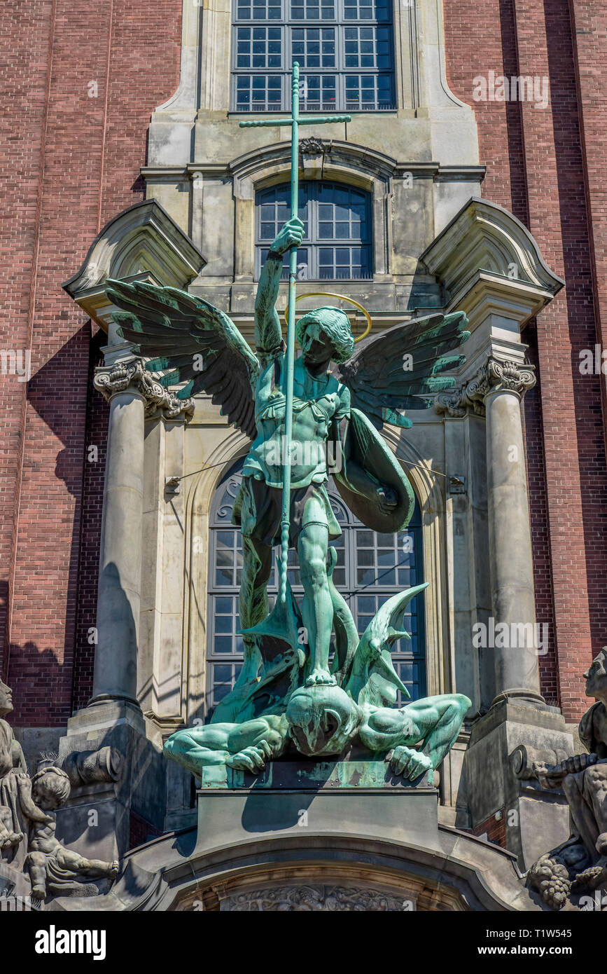 Erzengel Michael, Hauptkirche Sankt Michaelis, Englische Planke, Amburgo, Deutschland Foto Stock