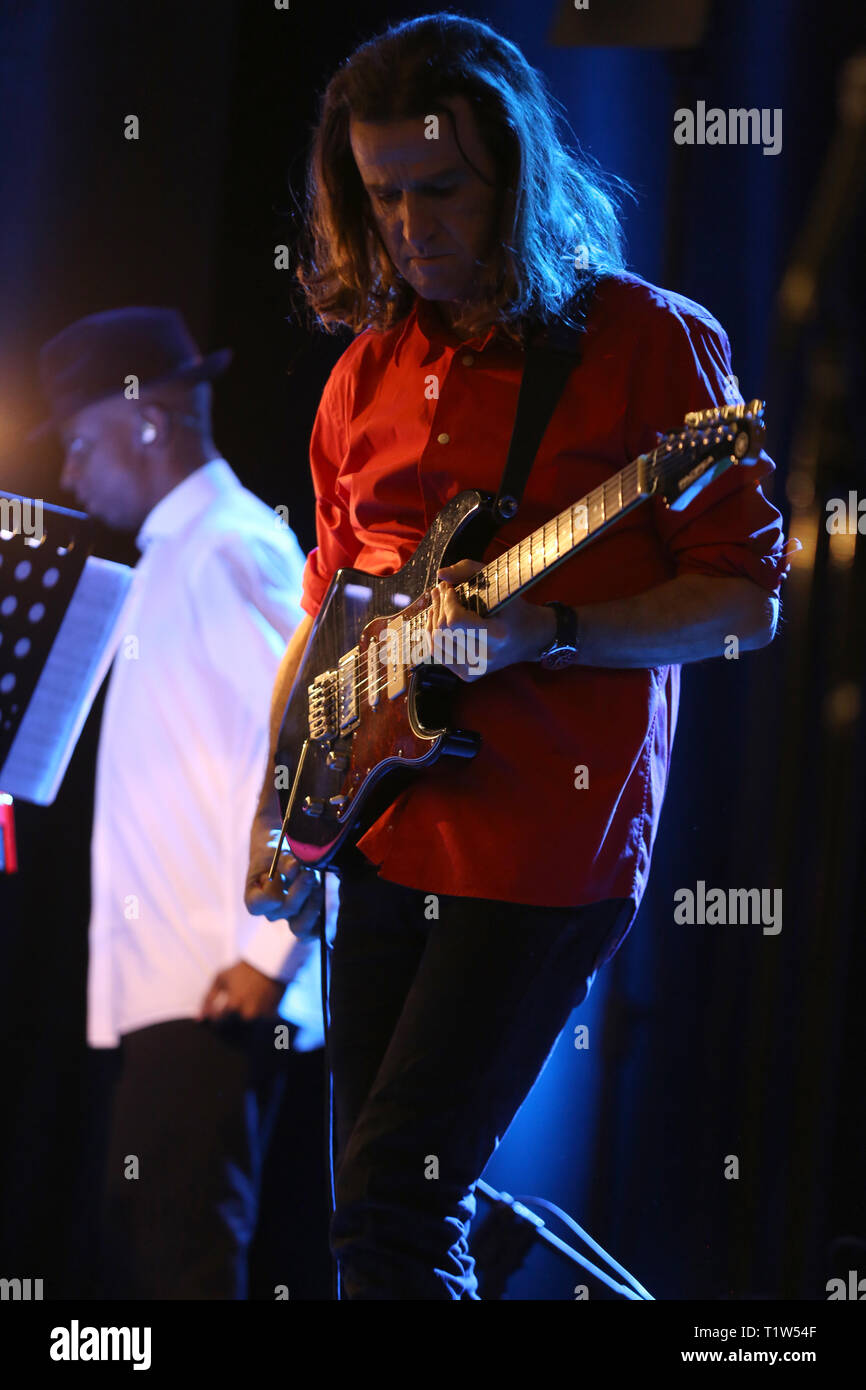 CRACOW POLONIA - MARZO 16, 2016: Billy Cobham band dal vivo sul palco in ghiaccio Cracow Polonia Foto Stock