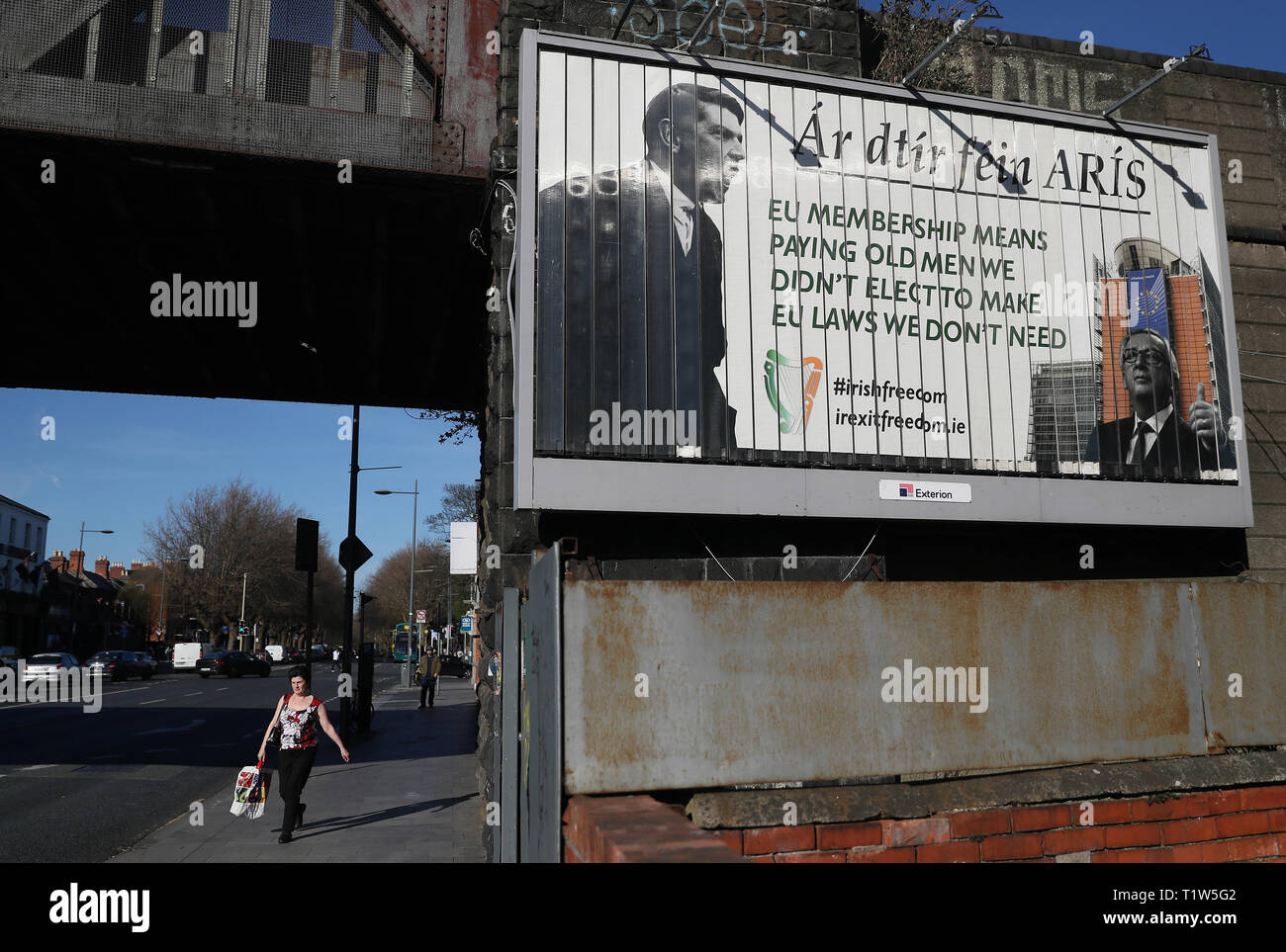 Un cartellone a Dublino come un gruppo chiamato la libertà irlandese partito ha lanciato oggi una campagna di affissioni in tutta Irlanda chiamando per l'Irlanda a lasciare l'UE. Foto Stock