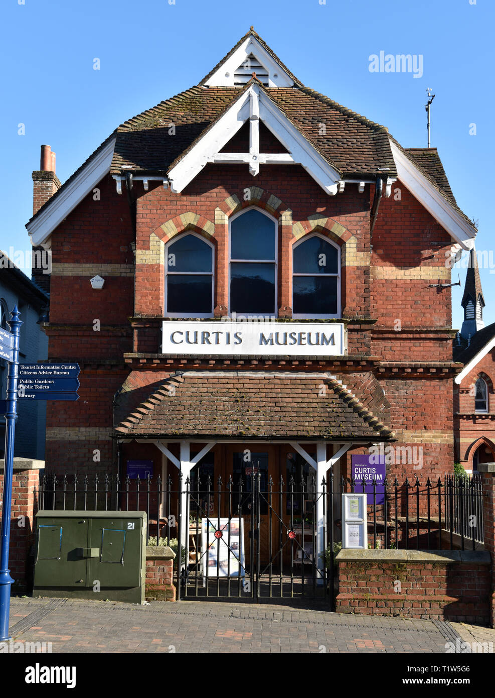 La facciata della Curtis Museo di storia locale fondata da William Curtis (1803-81), Alton, HAMPSHIRE, Regno Unito. Foto Stock