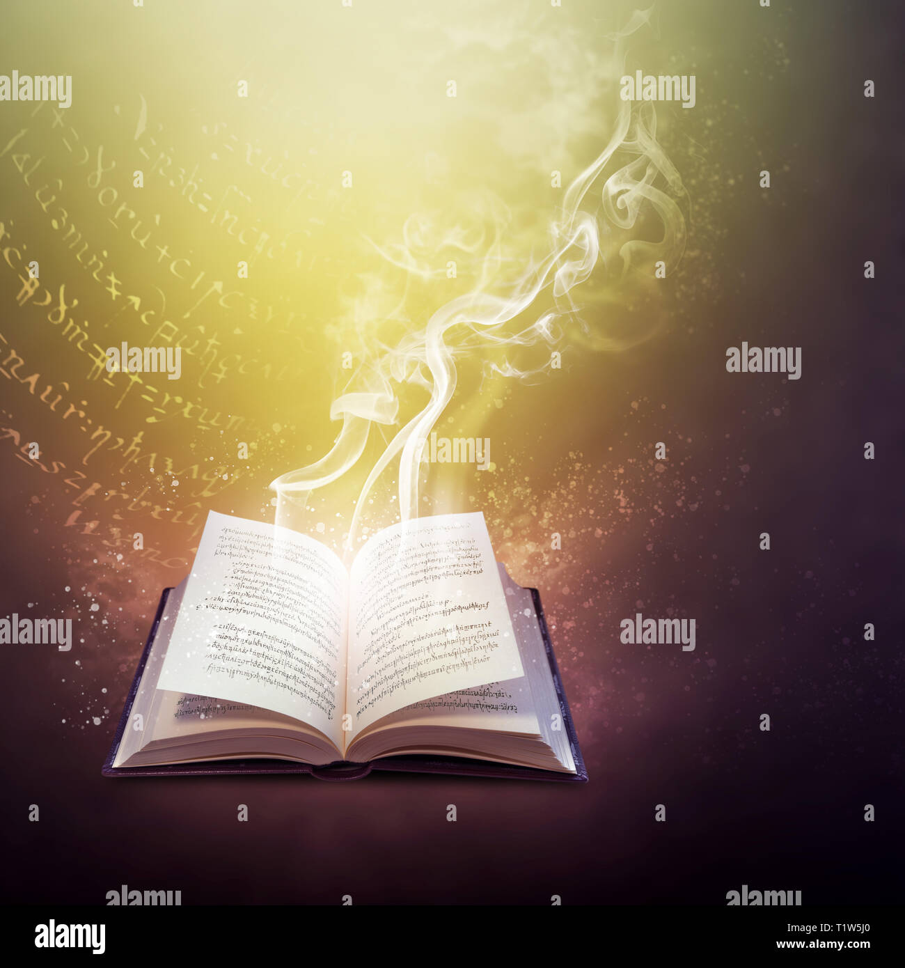 Aprire il vecchio libro sul codice magico di un incantesimo, misterioso di fumo e di mistica luce brillante Foto Stock