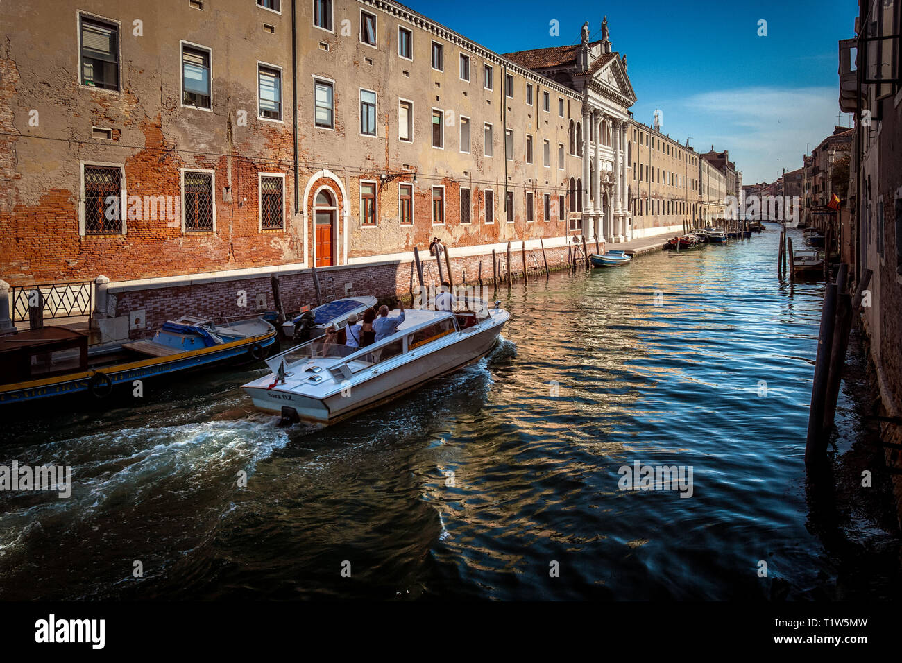Romantica gita in barca a Venezia lungo il Canal Grande Foto Stock