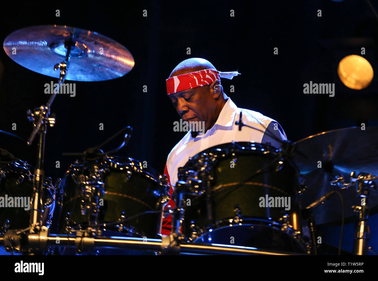 CRACOW POLONIA - MARZO 16, 2016: famoso batterista americano Billy Cobham dal vivo sul palco in ghiaccio Cracow Polonia Foto Stock