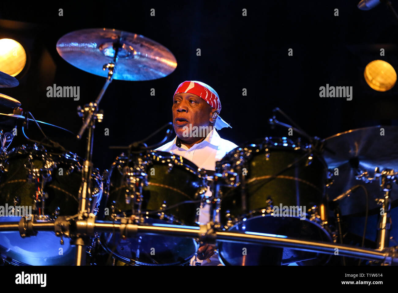 CRACOW POLONIA - MARZO 16, 2016: famoso batterista americano Billy Cobham dal vivo sul palco in ghiaccio Cracow Polonia Foto Stock