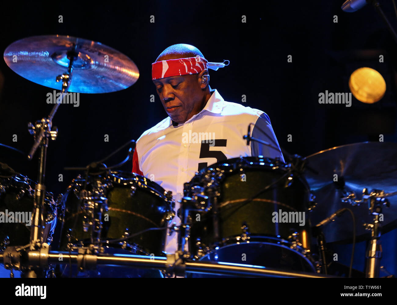 CRACOW POLONIA - MARZO 16, 2016: famoso batterista americano Billy Cobham dal vivo sul palco in ghiaccio Cracow Polonia Foto Stock