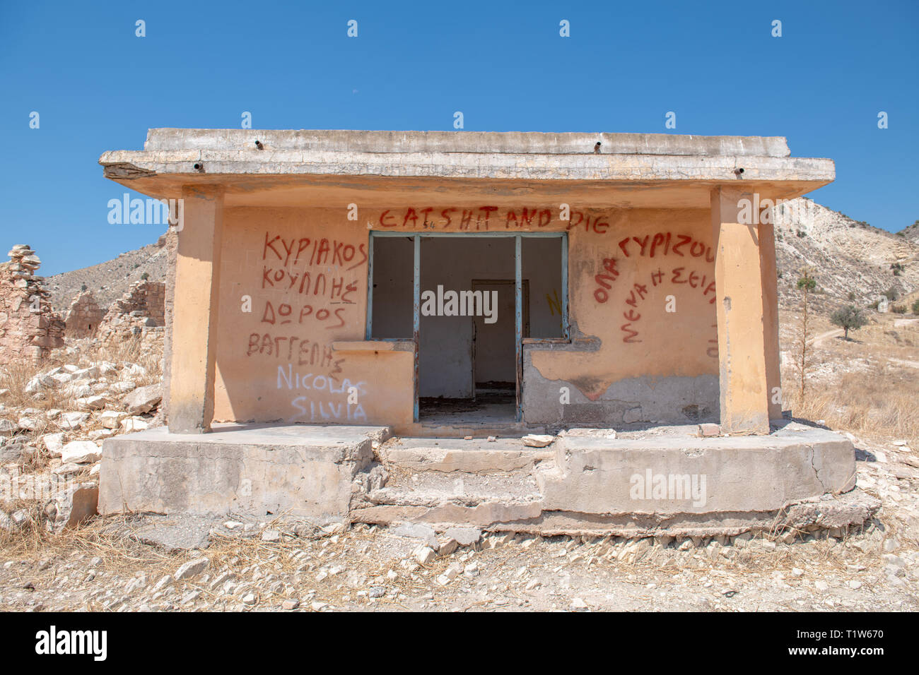 Phinikas è un villaggio abbandonato nel distretto di Paphos. Esso è stato evacuato dopo l'invasione turca di Cipro nel 1974 Foto Stock