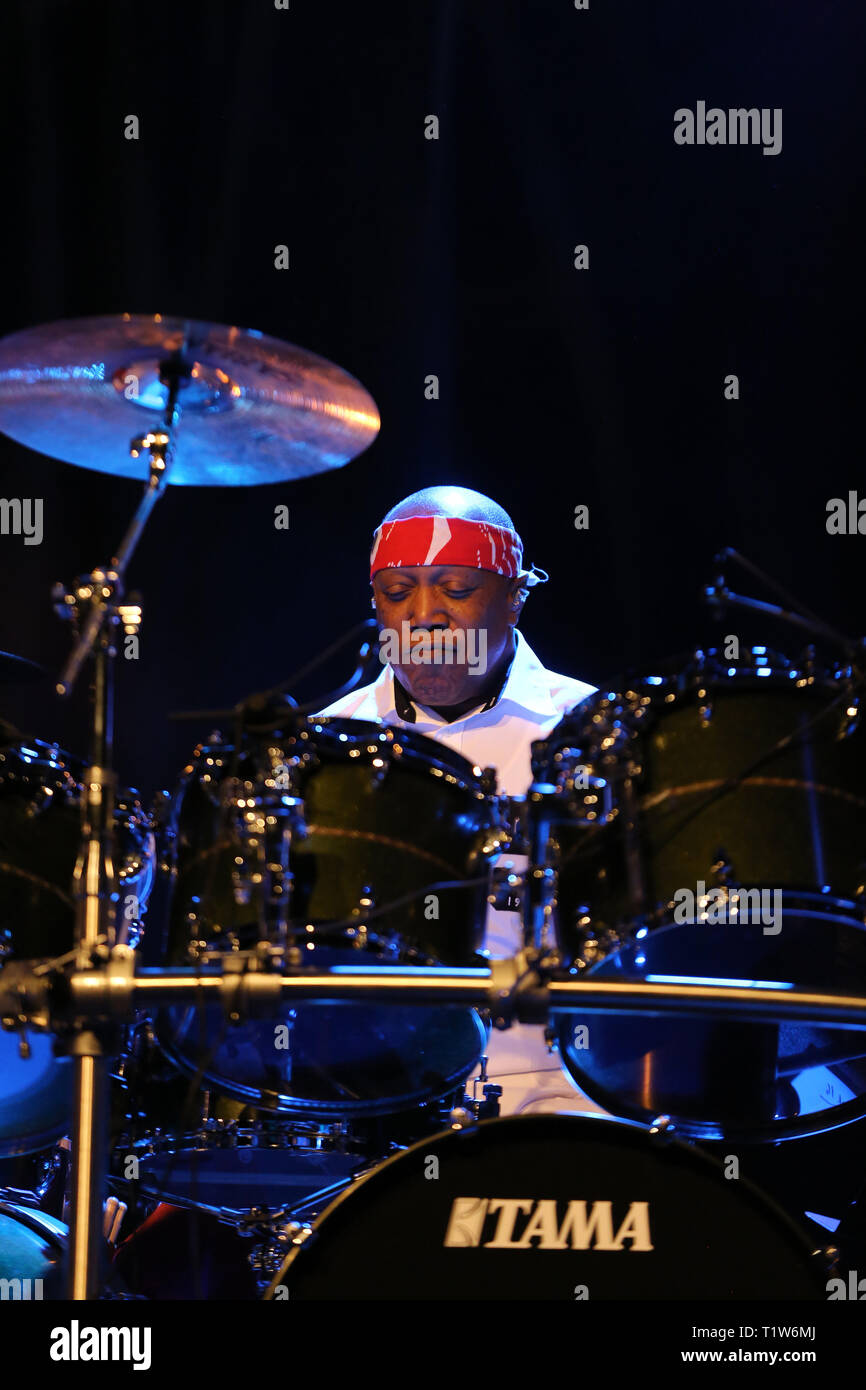CRACOW POLONIA - MARZO 16, 2016: famoso batterista americano Billy Cobham dal vivo sul palco in ghiaccio Cracow Polonia Foto Stock