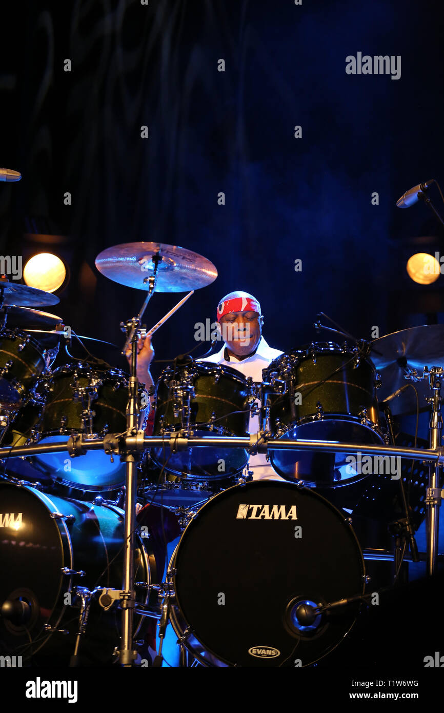 CRACOW POLONIA - MARZO 16, 2016: famoso batterista americano Billy Cobham dal vivo sul palco in ghiaccio Cracow Polonia Foto Stock