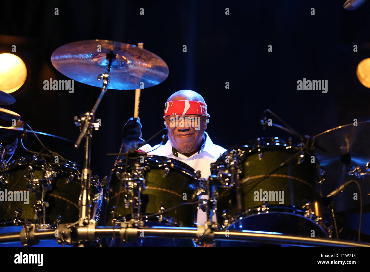 CRACOW POLONIA - MARZO 16, 2016: famoso batterista americano Billy Cobham dal vivo sul palco in ghiaccio Cracow Polonia Foto Stock
