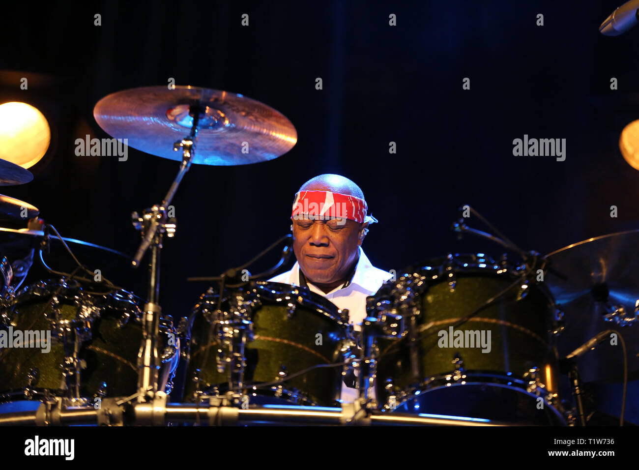 CRACOW POLONIA - MARZO 16, 2016: famoso batterista americano Billy Cobham dal vivo sul palco in ghiaccio Cracow Polonia Foto Stock