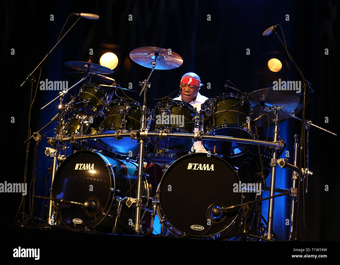CRACOW POLONIA - MARZO 16, 2016: famoso batterista americano Billy Cobham dal vivo sul palco in ghiaccio Cracow Polonia Foto Stock