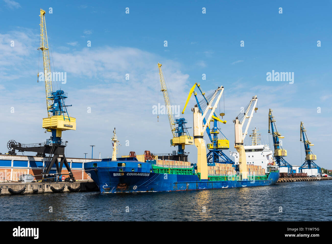 Nave da carico, gru, porto d'oltremare, Wismar, Meclemburgo-Pomerania Occidentale, Germania Foto Stock