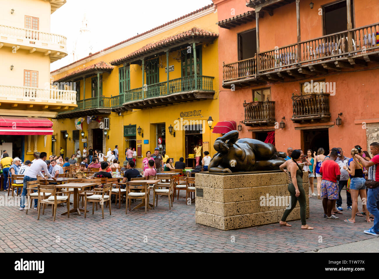 Colombia - Cartagena. La città e la fortezza, il Sito Patrimonio Mondiale dell'UNESCO. Ai turisti di ammirare la statua in bronzo "La Gordita"raffigurante un voluttuoso wo Foto Stock