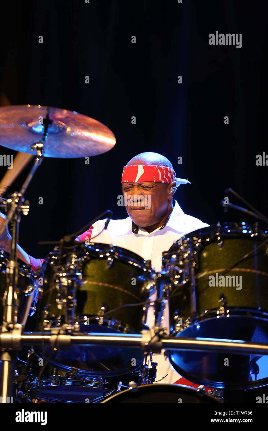 CRACOW POLONIA - MARZO 16, 2016: famoso batterista americano Billy Cobham dal vivo sul palco in ghiaccio Cracow Polonia Foto Stock
