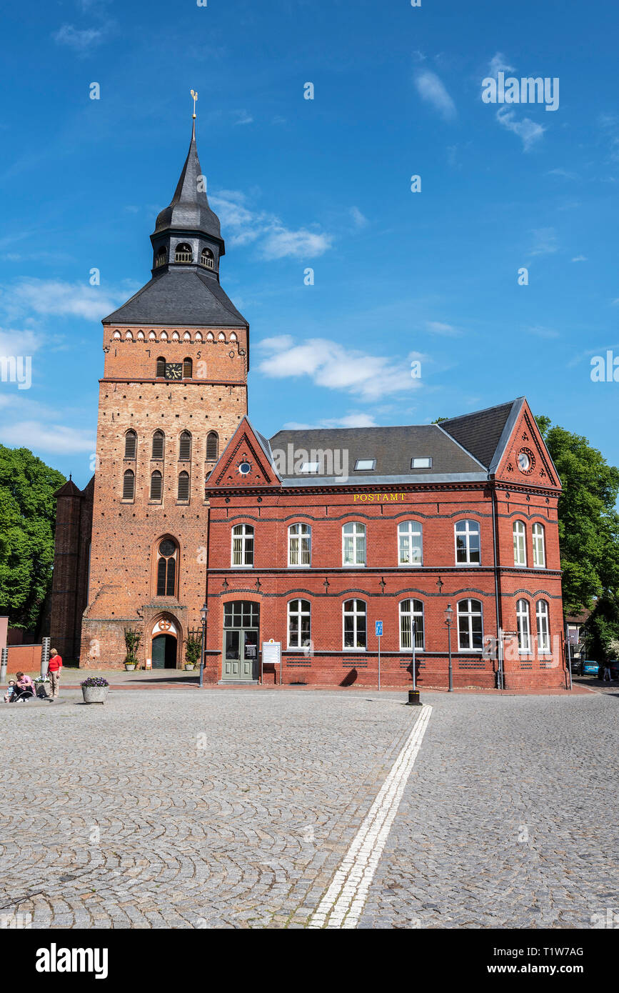 Ufficio postale, chiesa, Sternberg, Meclemburgo-Pomerania Occidentale, Germania Foto Stock