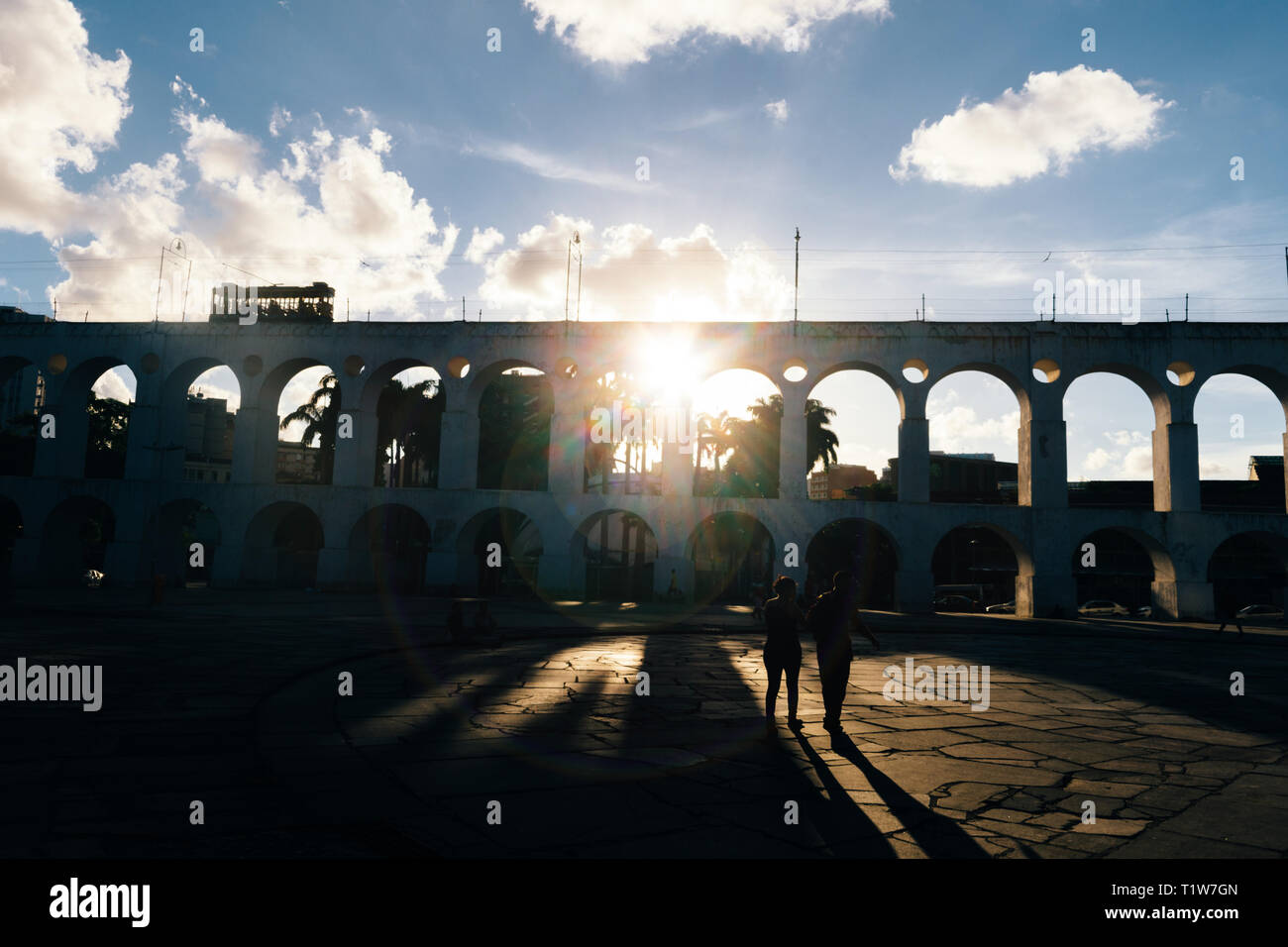Coloniali del XIX secolo archi di Lapa, Rio de Janeiro, Brasile - La retroilluminazione con raggi del sole proveniente attraverso una delle aperture Foto Stock