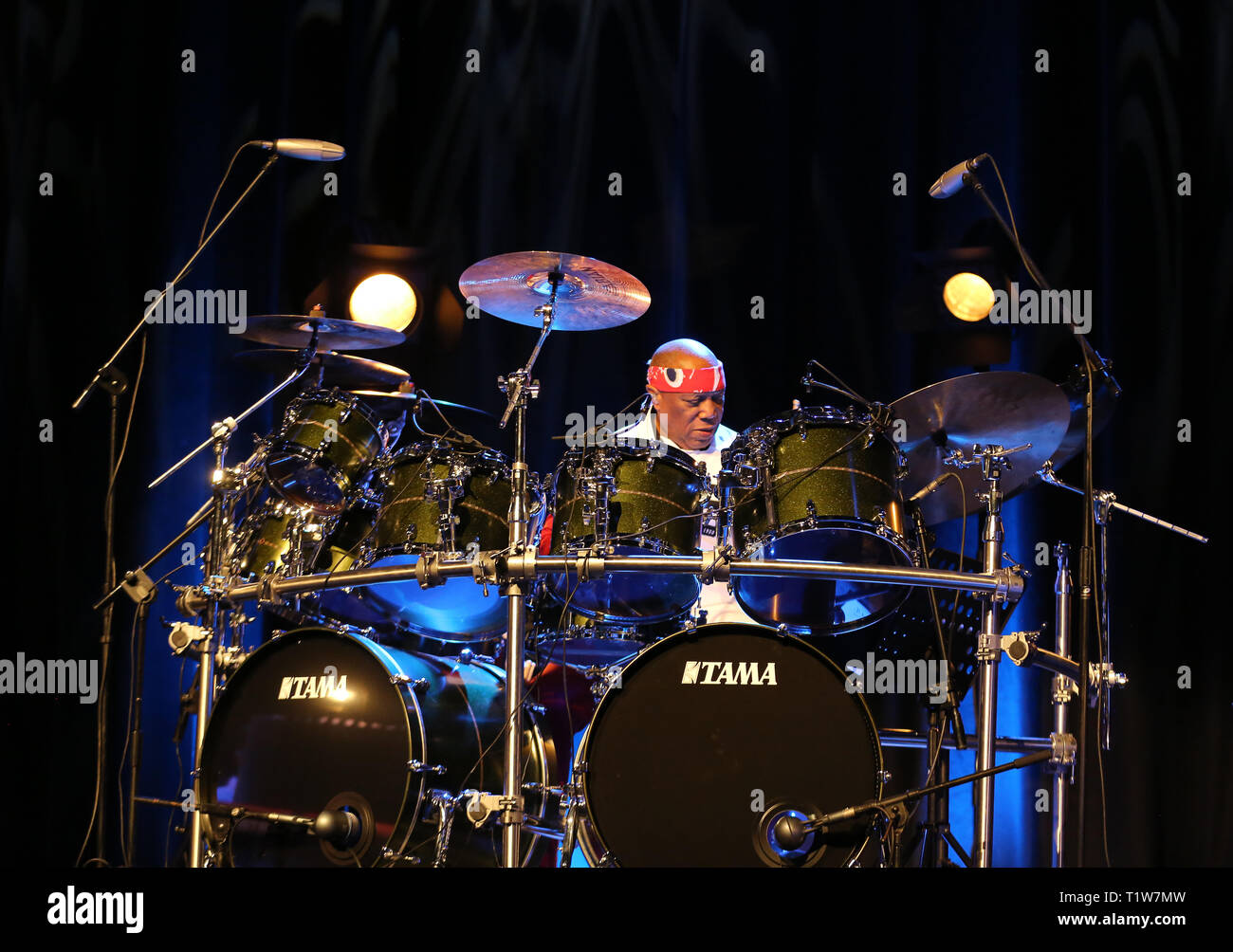 CRACOW POLONIA - MARZO 16, 2016: famoso batterista americano Billy Cobham dal vivo sul palco in ghiaccio Cracow Polonia Foto Stock