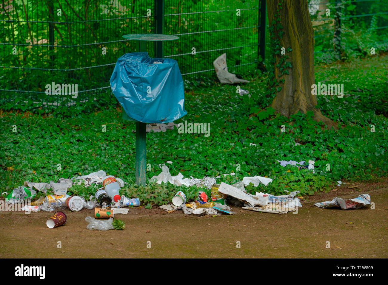 Muelleimer, Geusenfriedhof, Weyertal, Koeln, Nordrhein-Westfalen, Deutschland Foto Stock