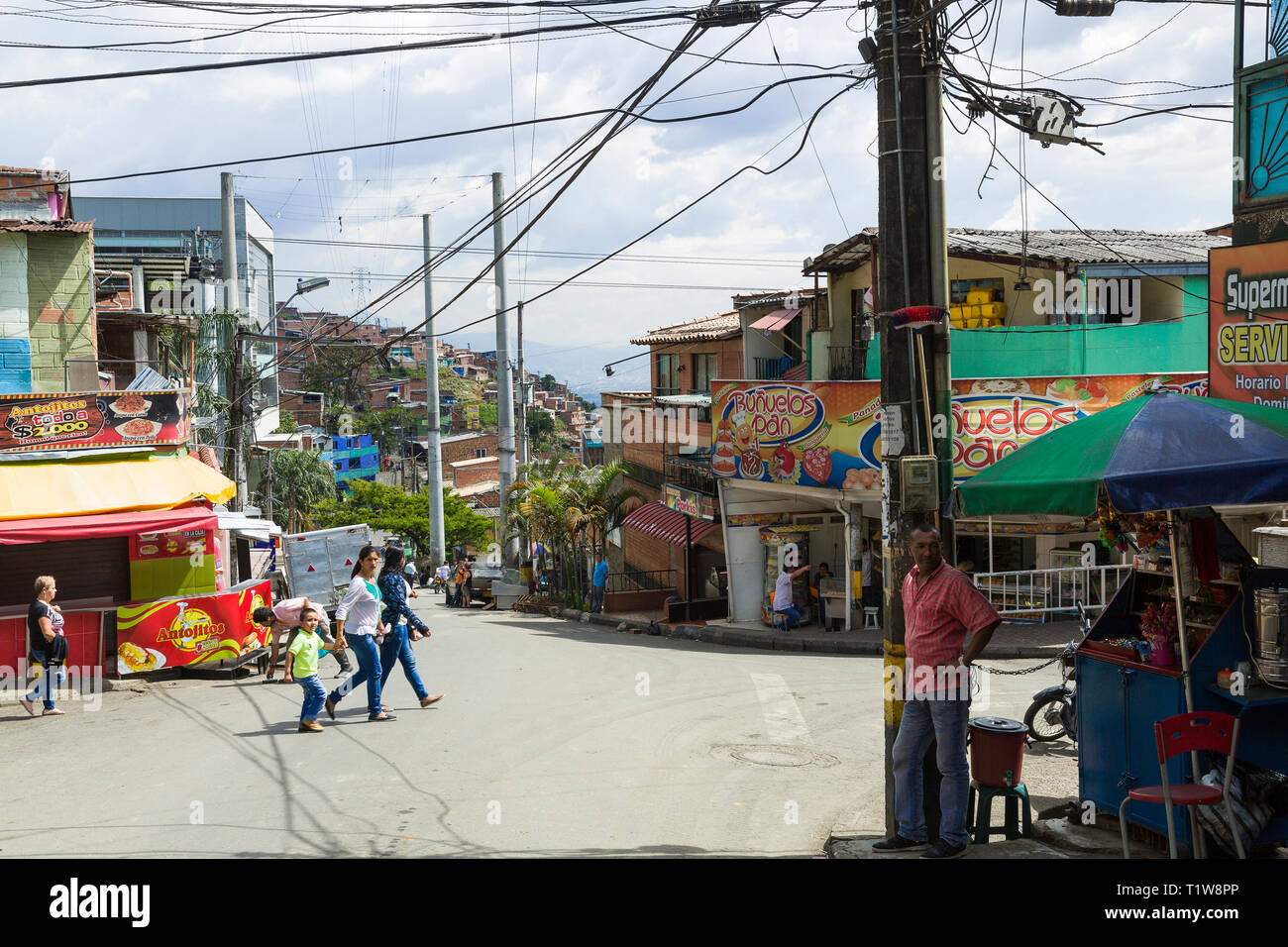 Colombia: Medellin. I pedoni per le strade dei quartieri popolari in cima alle colline che sovrastano la città capitale del dipartimento di Antioquia Foto Stock