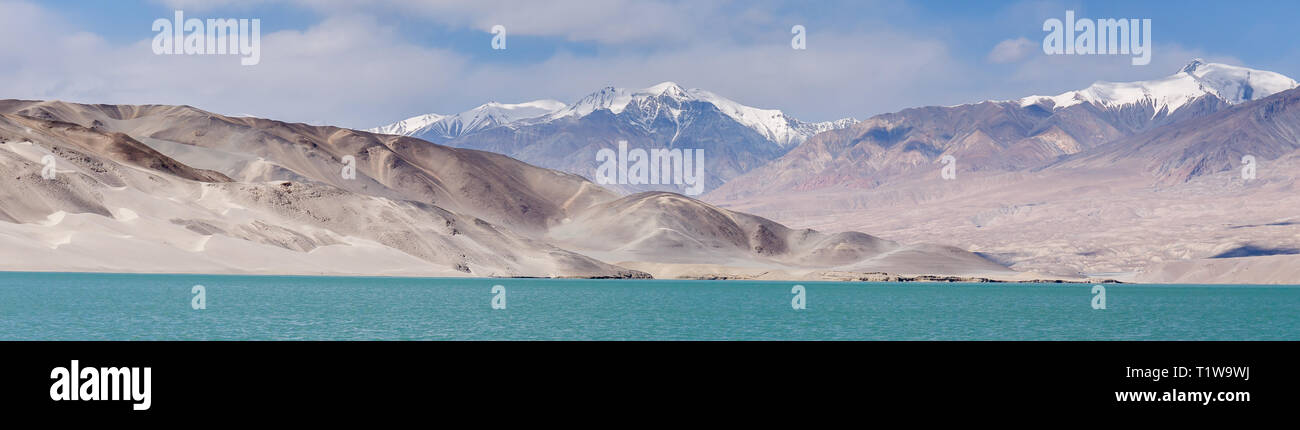 Panorama di montagne, deserto intorno al fiume Bulunkou. Montagne rocciose e deserti sabbiosi, crystalclear acqua (Karakoram Highway, provincia dello Xinjiang, Cina). Foto Stock