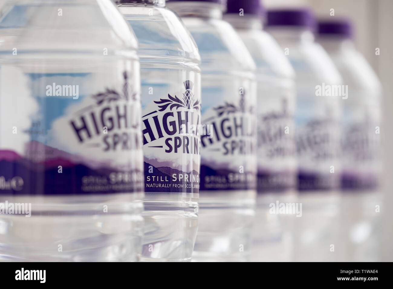 Una fila di boottled Highland Spring acqua ancora. Foto Stock