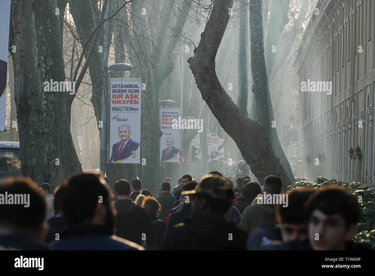 Istanbul, Turchia - 10 Marzo 2019 : molte persone camminare sotto gli alberi e Akp banner a Besiktas distretto. Elezioni comunali saranno in Turchia. Foto Stock