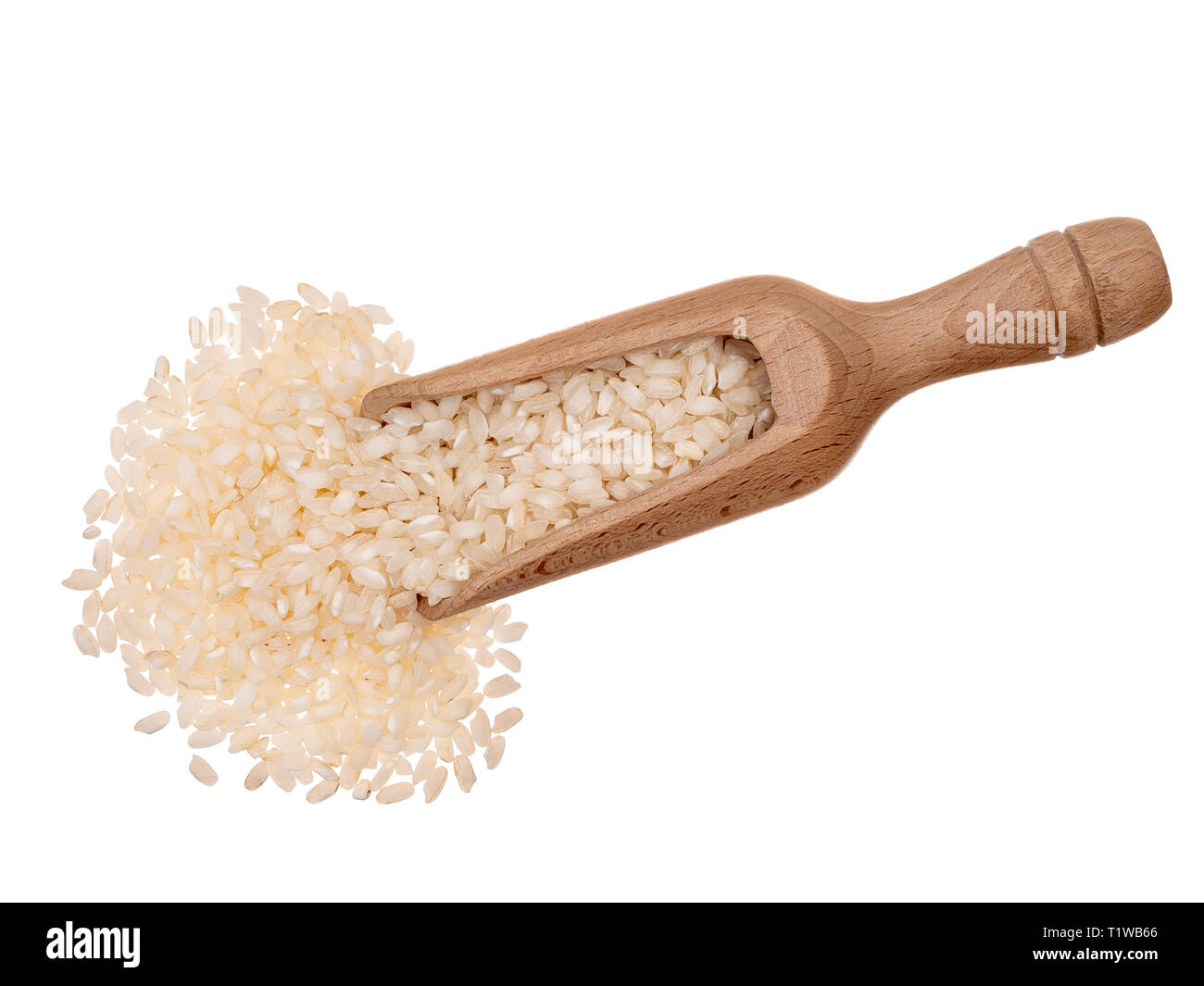 A grana corta riso per risotti, con il cucchiaio di legno, isolato su sfondo bianco. Foto Stock