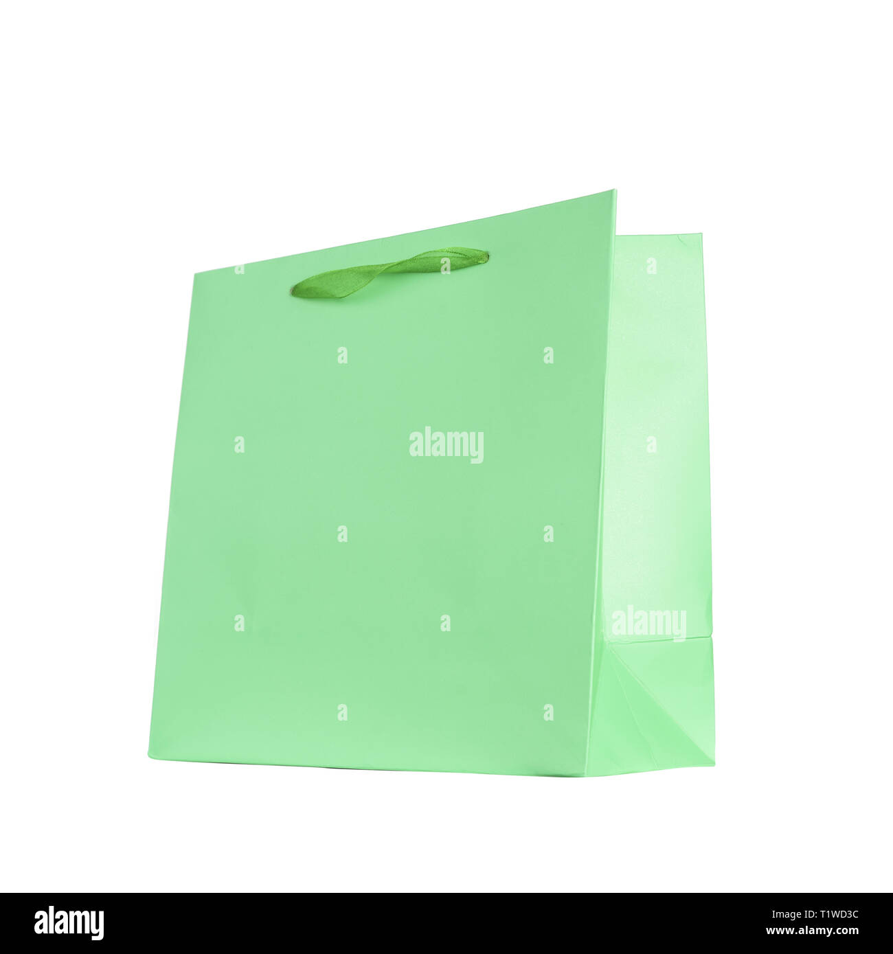 Verde sacchetto di cartone con un nastro, per shopping, isolata su uno sfondo bianco. Foto Stock