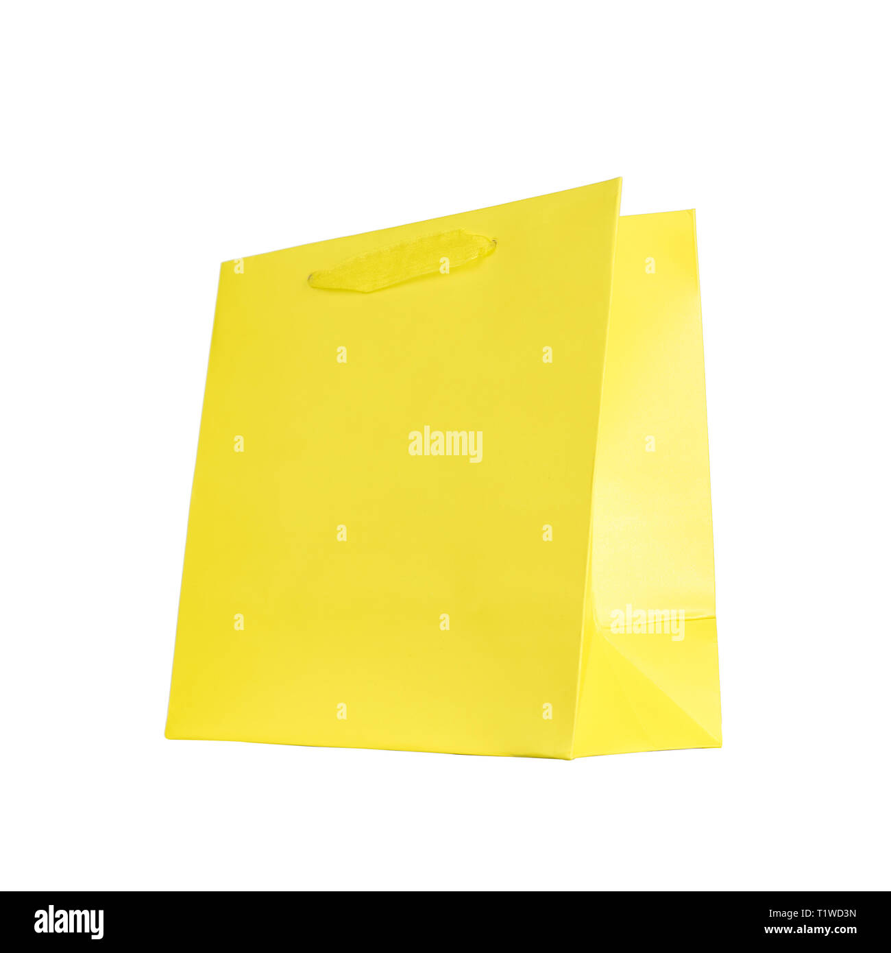 Giallo sacchetto di cartone con un nastro, per shopping, isolata su uno sfondo bianco. Foto Stock