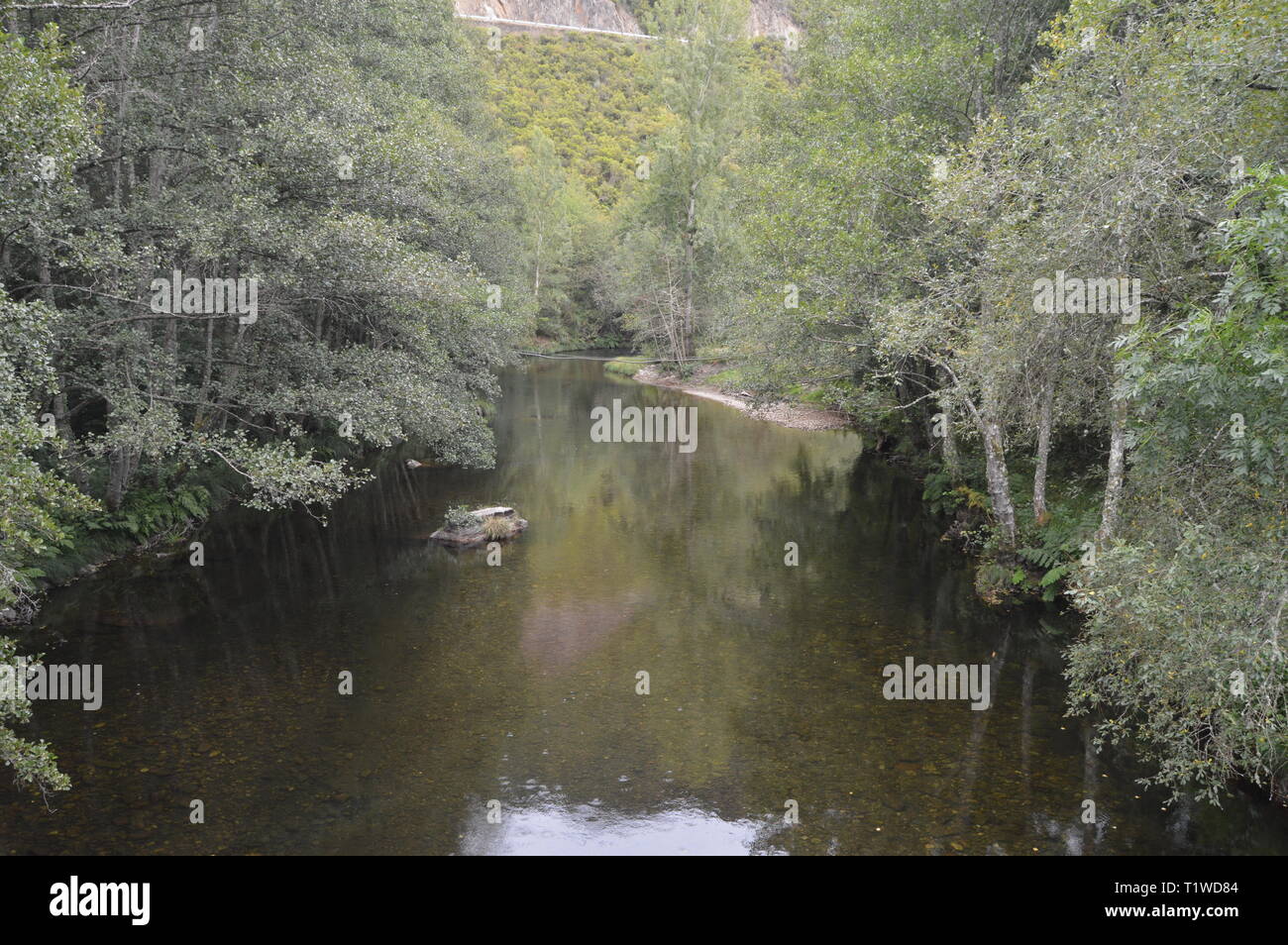 Bella Suarna fiume tranquillo al suo passare vicino a Navia De Suarna. Natura, architettura, storia, street photography. Agosto 23, 2014. Navia De Suarna, Foto Stock