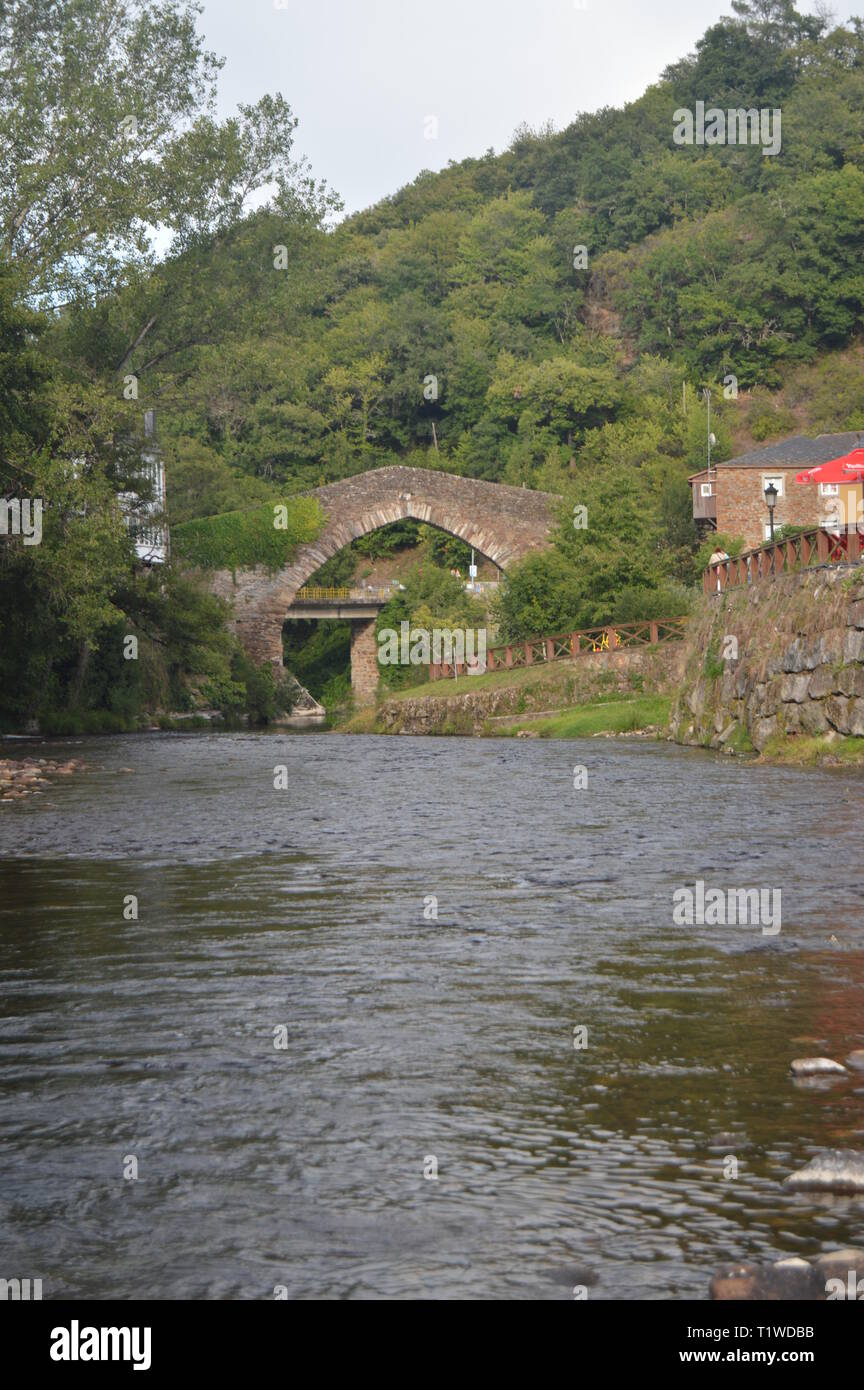 Meraviglioso stile medievale ponte che attraversa il fiume Suarna sul suo Pass da Navia De Suarna. Natura, architettura, storia, street photography. Agosto 23 Foto Stock