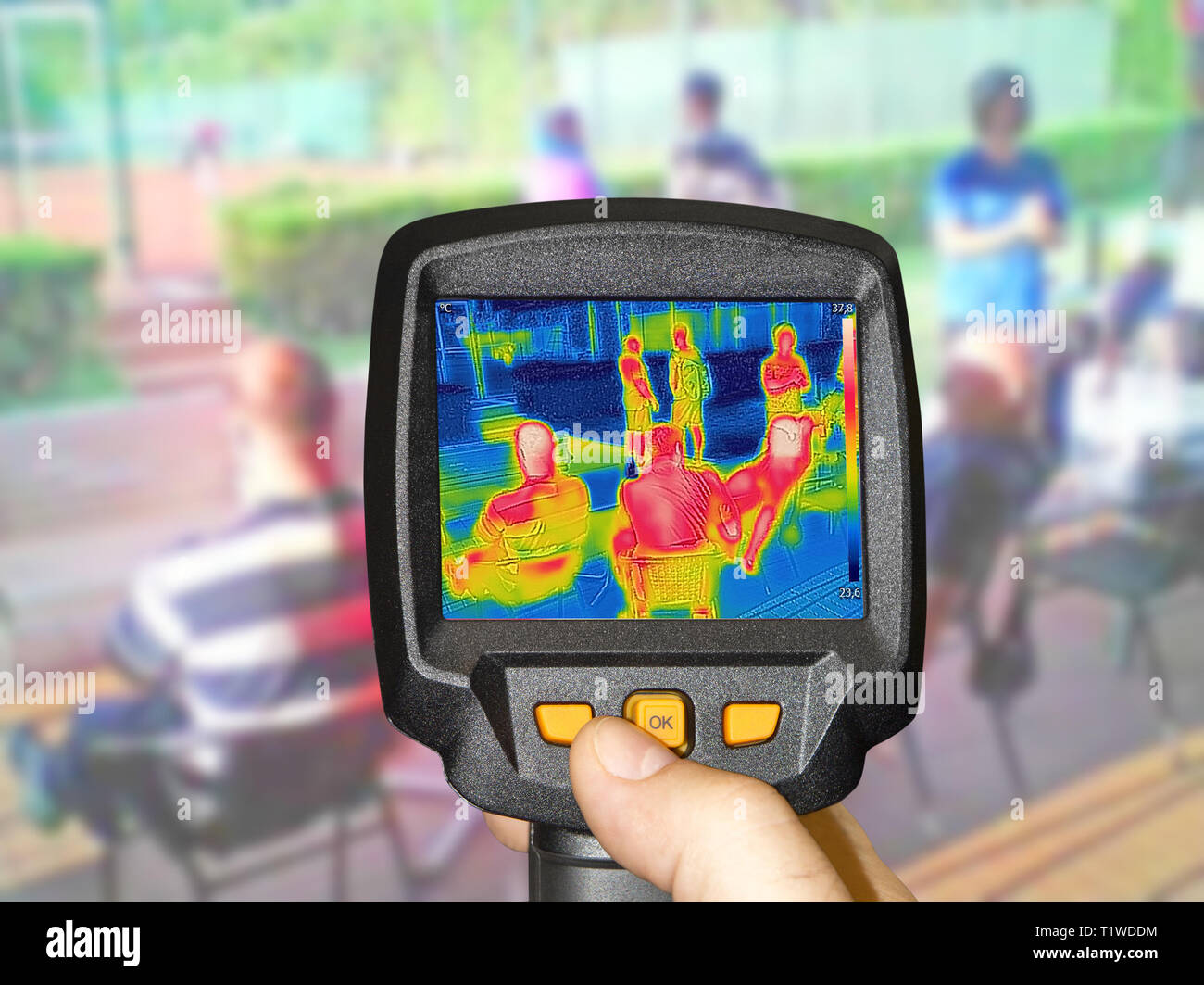 La registrazione di pentecoste thermovision a infrarossi fotocamera quando persone sedersi a tavola in estate Foto Stock