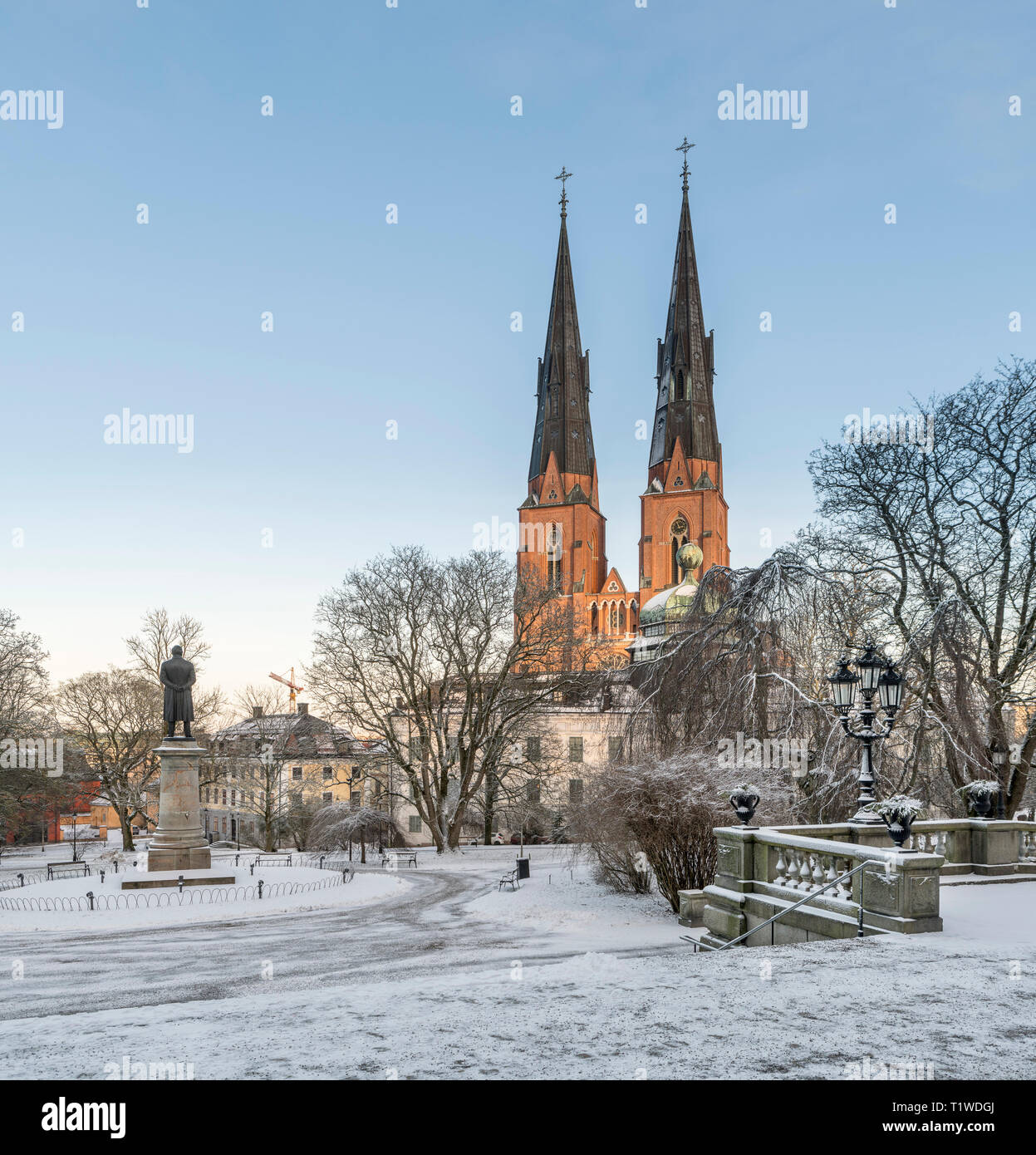 La cattedrale e il Gustavianum di notte d'inverno. Vista dal parco di università di Uppsala, Scandinavia Foto Stock