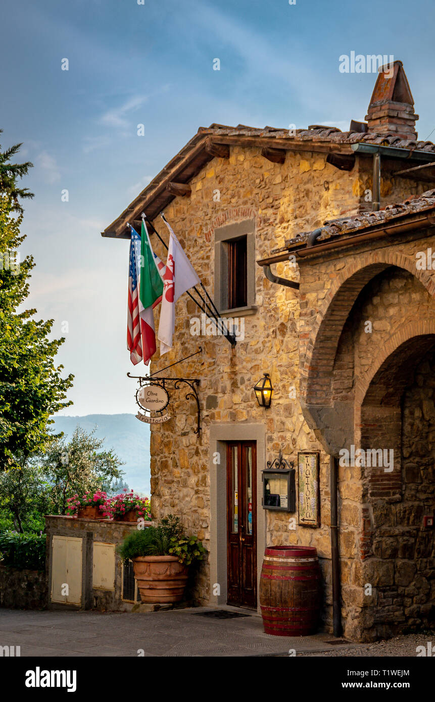 Panzano in Chianti, Italia - 19 agosto 2018: ingresso al colorato ristorante a Panzano con appeso bandiere. Foto Stock