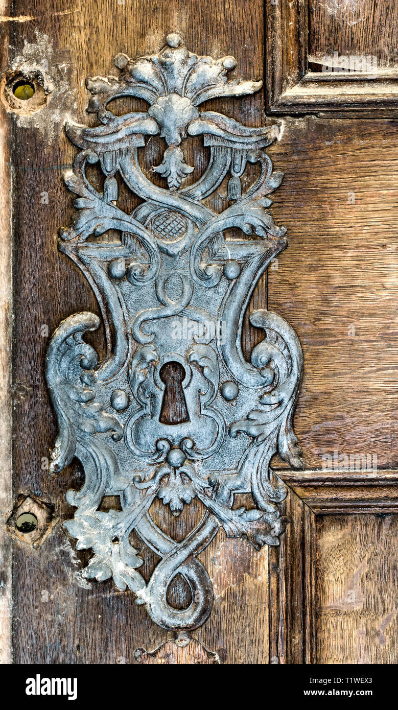 Falsa serratura decorativo sulla vecchia porta Foto Stock