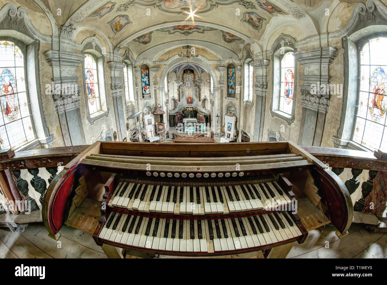 Vecchio e rotture di organo da chiesa - dettaglio della tastiera - fish eye lens Foto Stock