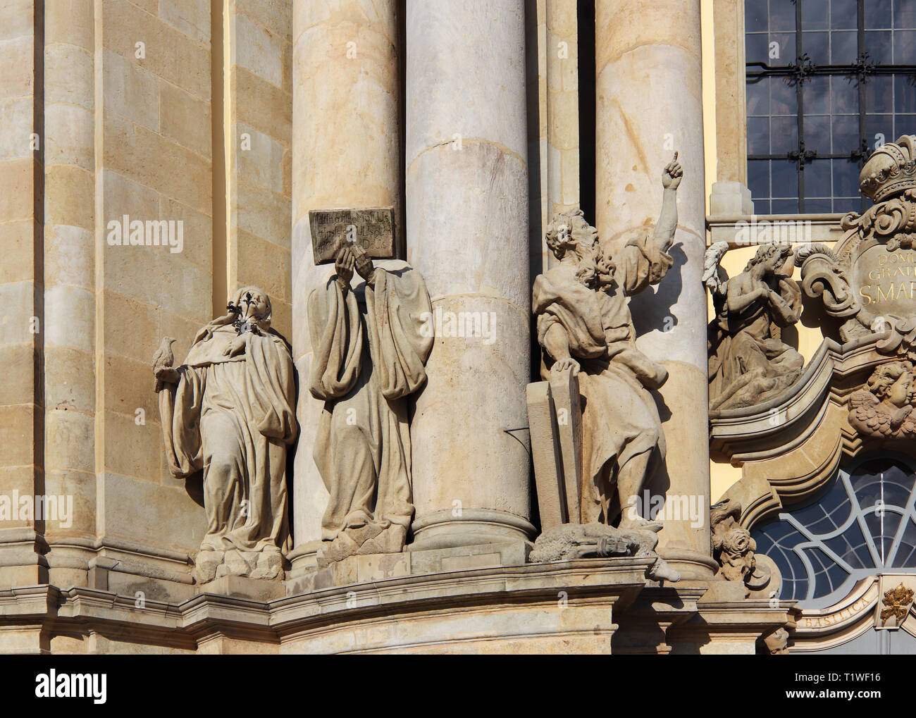 Sculture barocche dello scultore Ferdinand Brokoff sulla Basilica dell Assunzione della Beata Vergine Maria in Krzeszów Foto Stock