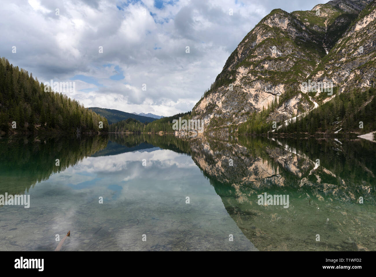 Grande lago alpino di Braies (Lago di Braies). Magia e una stupenda scena. Popolare attrazione turistica. Ubicazione Posto Dolomiti, il parco nazionale di Fanes-Sennes- Foto Stock
