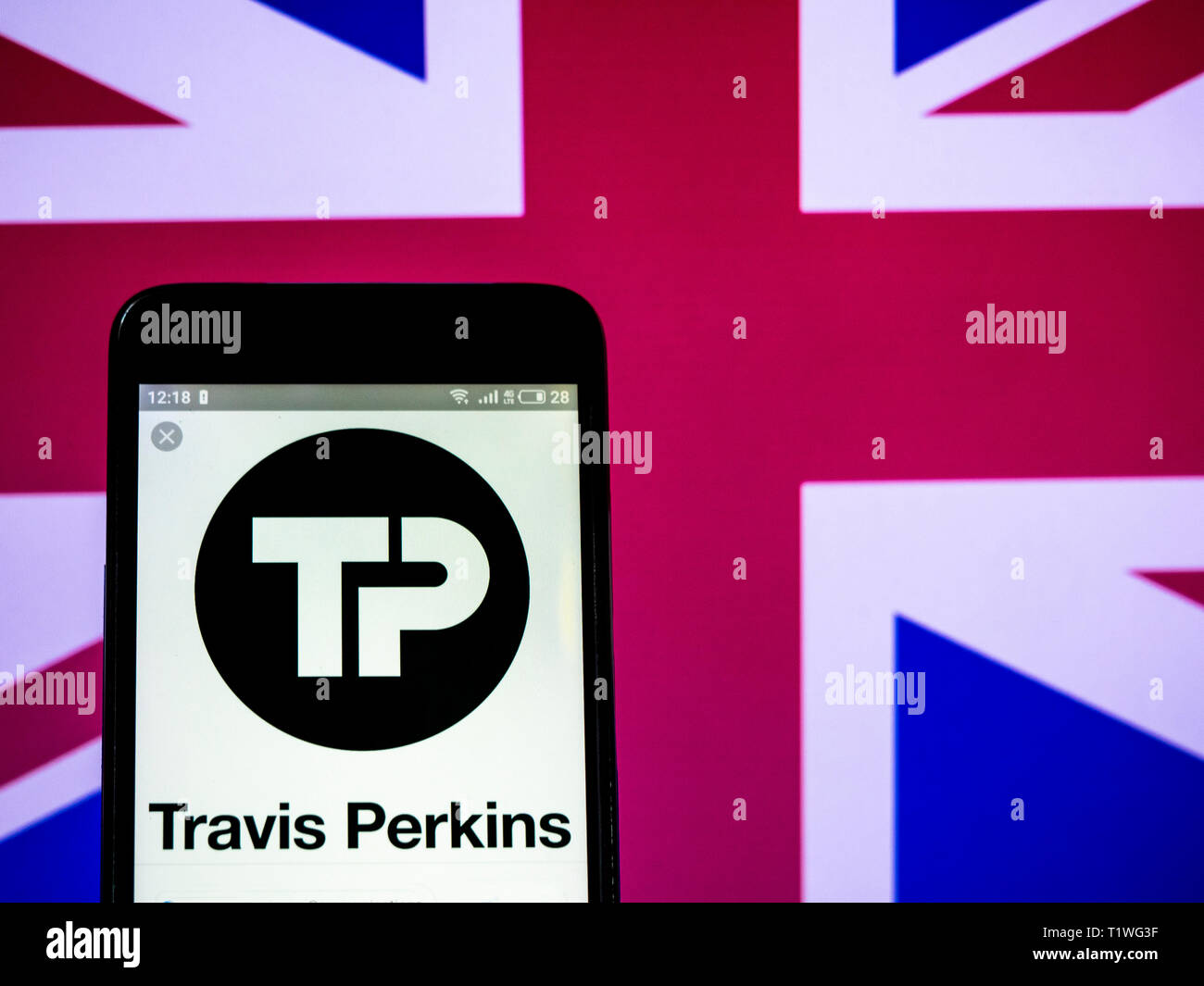 In questa foto illustrazione un Travis perkins plc logo che si vede visualizzato su un telefono intelligente. Foto Stock