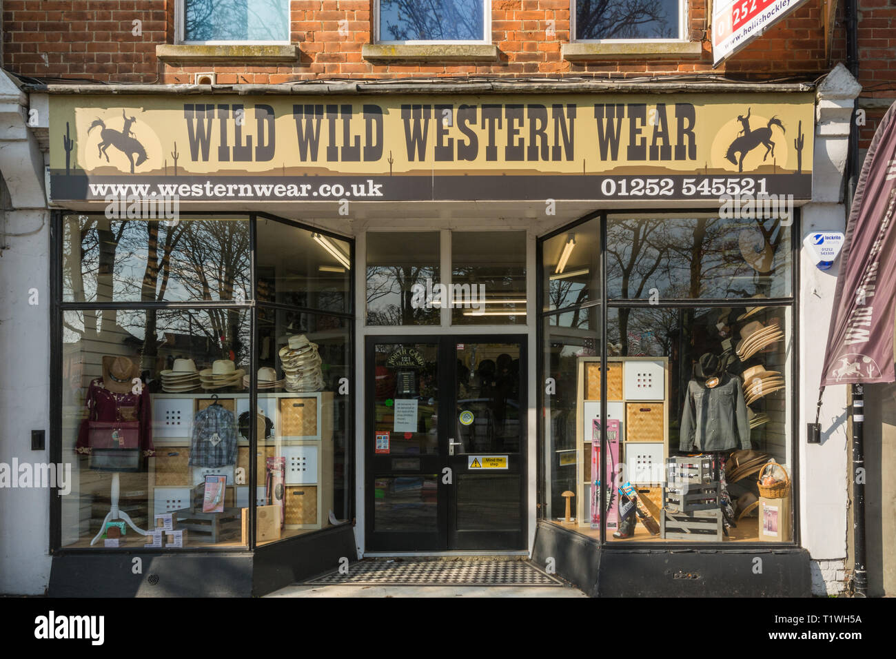 Selvatica Selvatica western usura shop front, un insolito negozio specializzato in Farnborough, Hampshire, Regno Unito Foto Stock