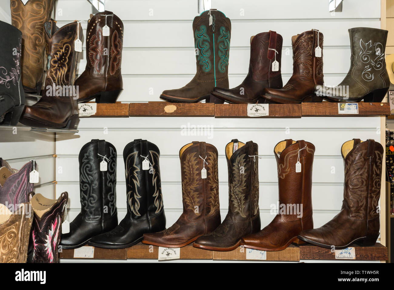 Interno della Wild Wild Western usura negozio specializzato in Farnborough, Hampshire, Regno Unito. Visualizzazione di stivali da cowboy in vendita all'interno del negozio. Foto Stock