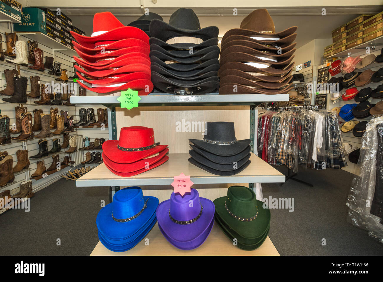 Interno della Wild Wild Western usura negozio specializzato in Farnborough, Hampshire, Regno Unito, con cappelli da cowboy, stivali e altri accessori sul display Foto Stock