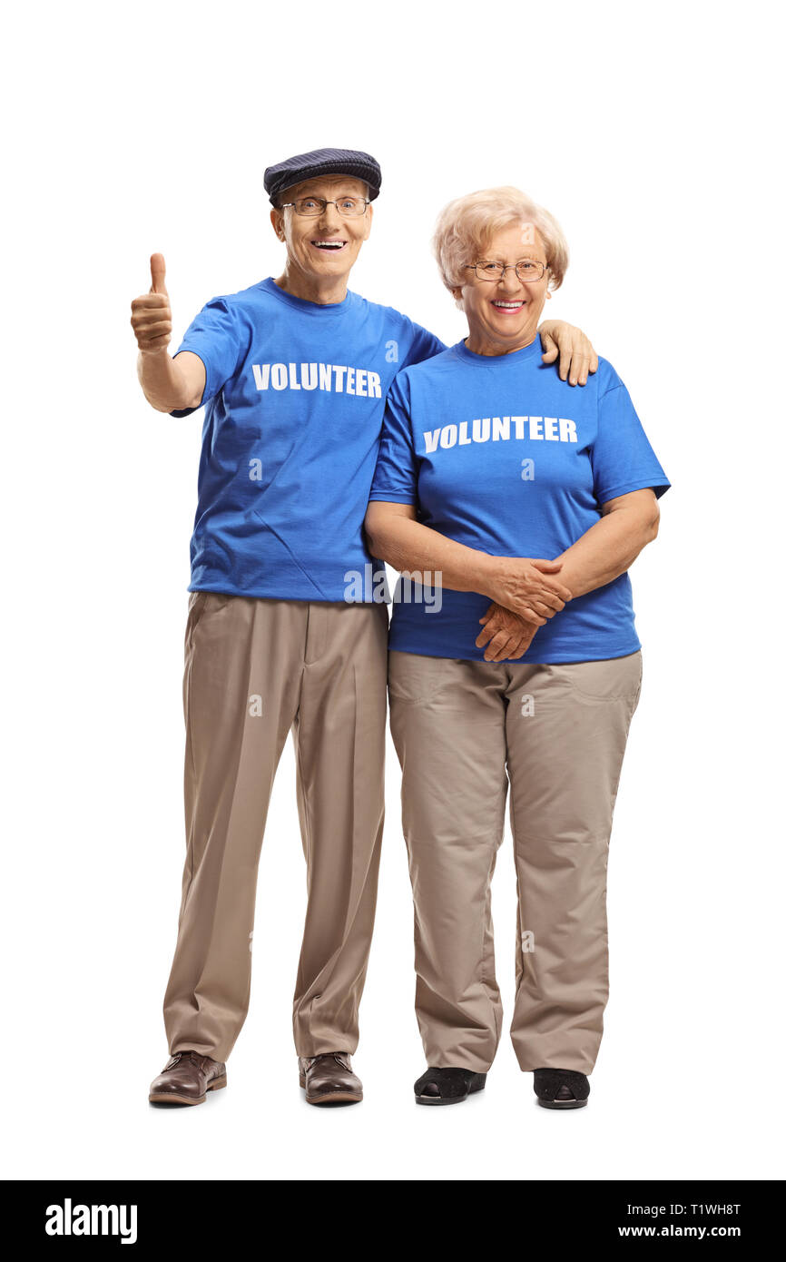 A piena lunghezza Ritratto di un senior volontari sorridente alla fotocamera e dando pollice in alto isolato su sfondo bianco Foto Stock